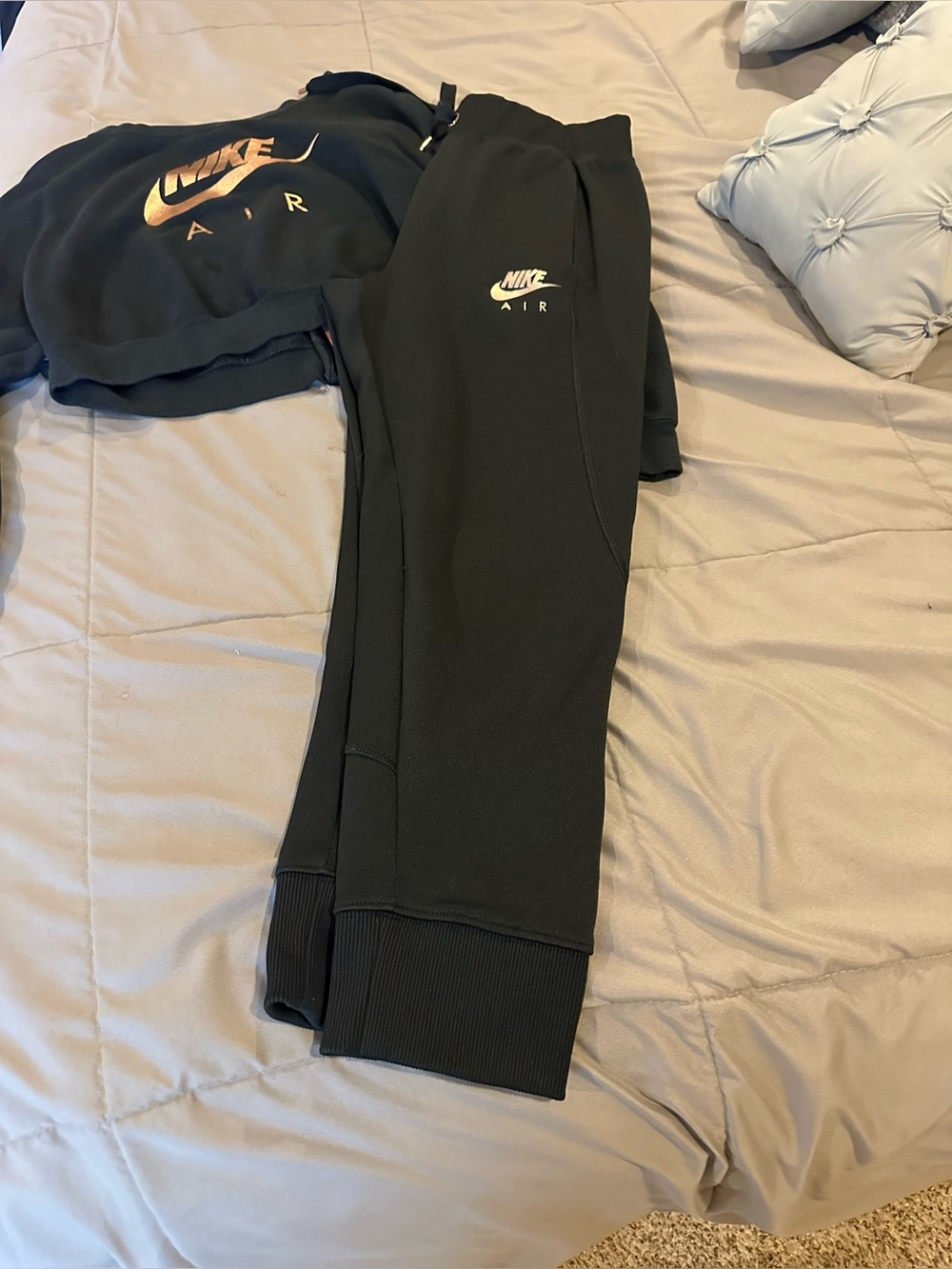Nike Air women’s black Joggers w/rose gold Logo & cropped sweatshirt- GUC-medium